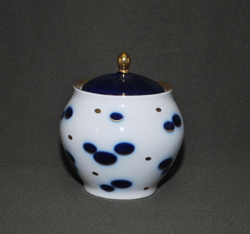 Сахарница из кофейного сервиза "Овальчики". 1967. Сахарница не имеет ручек, что характерно для эстетики МИНИМАЛИЗМА. Фарфор, подглазурная роспись, надглазурная роспись. Размеры: 11,0*10,0*10,0 см. Федеральное государственное бюджетное учреждение культуры "Сергиево-Посадский государственный историко-художественный музей-заповедник".