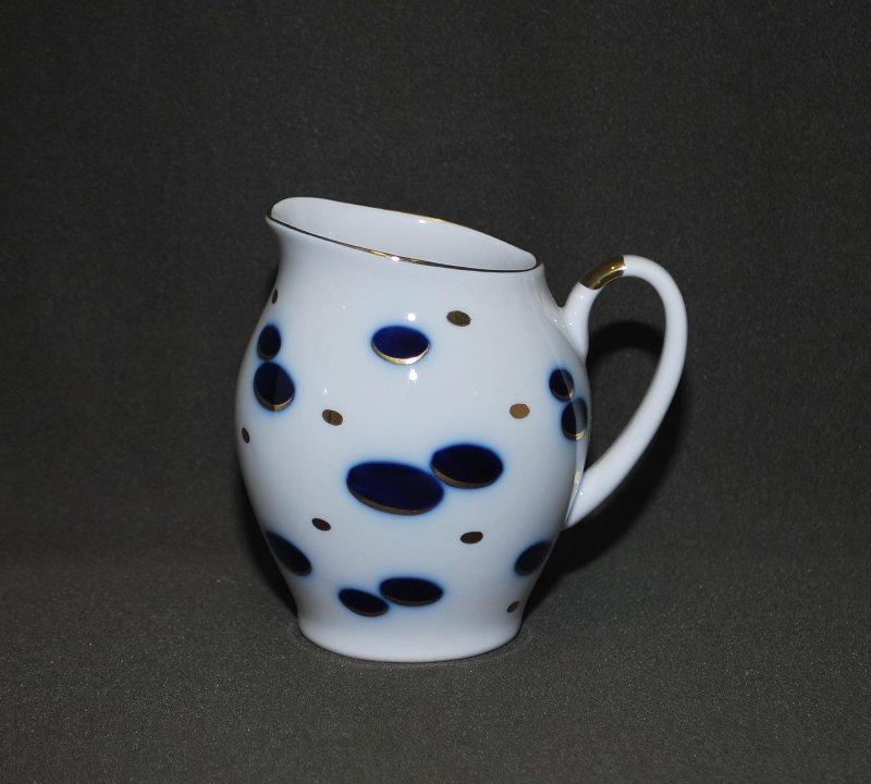 Сливочник из кофейного сервиза "Овальчики". 1967. Фарфор, подглазурная роспись, надглазурная роспись. Размеры: 10,0*10,3*8,2 см. Федеральное государственное бюджетное учреждение культуры "Сергиево-Посадский государственный историко-художественный музей-заповедник".