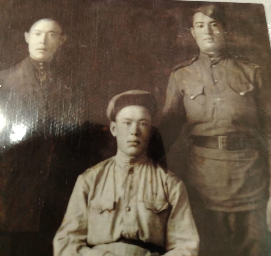 Папа из армии прибыл на побывку. Фото с братьями