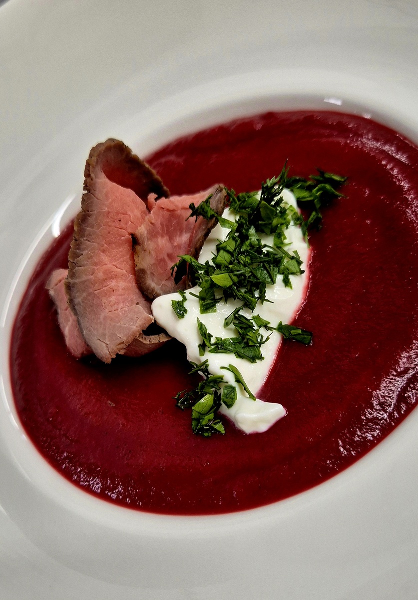 Суп-пюре свекольник с ростбифом.