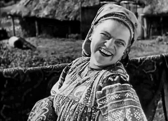 Начало кинокарьеры Е.Максимовой - "Бабы рязанские". Фотокадр из открытых источников.