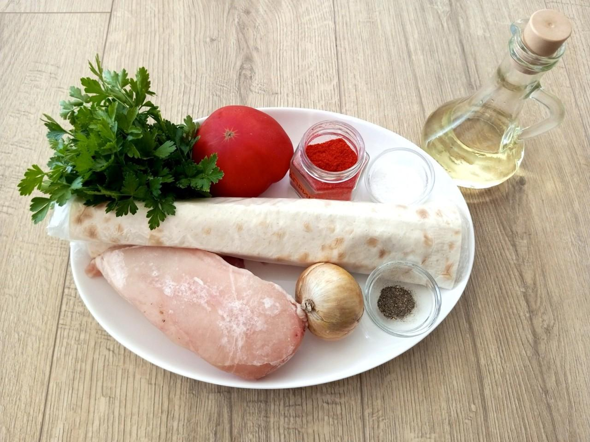 Как приготовить тантуни? Для начала подготовьте необходимые ингредиенты по списку. Куриное филе помойте под проточной водой и обсушите бумажным полотенцем. Замороженную птицу предварительно разморозьте. О тонкостях правильной разморозки читайте в статье по ссылке в конце рецепта.