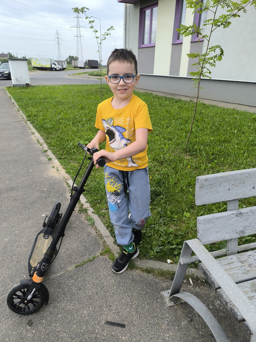 Одному велосипед мал, другому самокат велик. Главное, что их всё устраивает.
