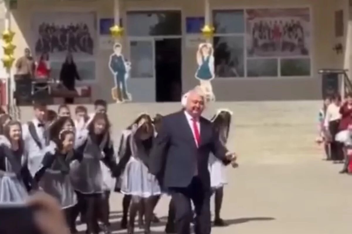    В Башкирии директор станцевал с детьми на последнем звонке и попал на видео