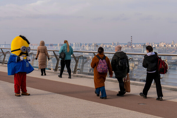 Жители Киева в центре города / Dan Bashakov/AP  