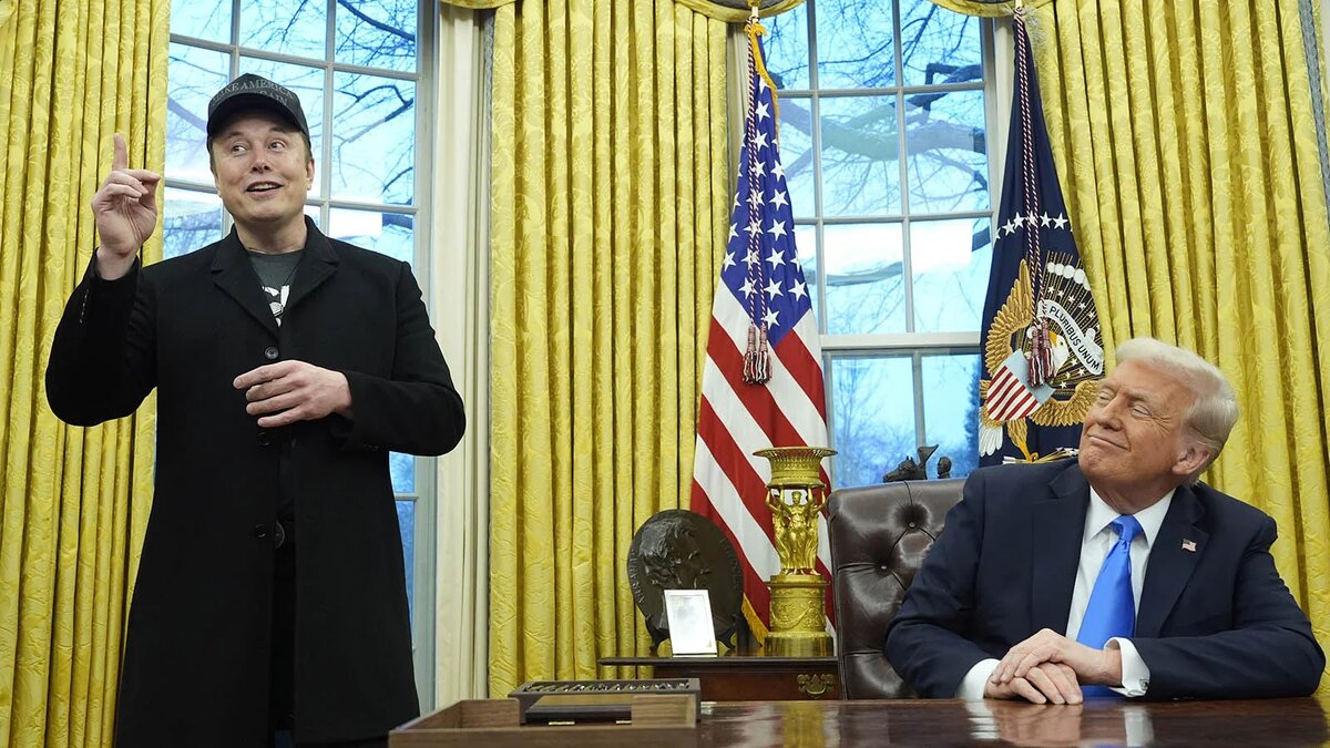 Президент Дональд Трамп слушает выступление Илона Маска в Овальном кабинете Белого дома, в Вашингтоне, 11 февраля 2025 года. © Image: AP Photo/Alex Brandon