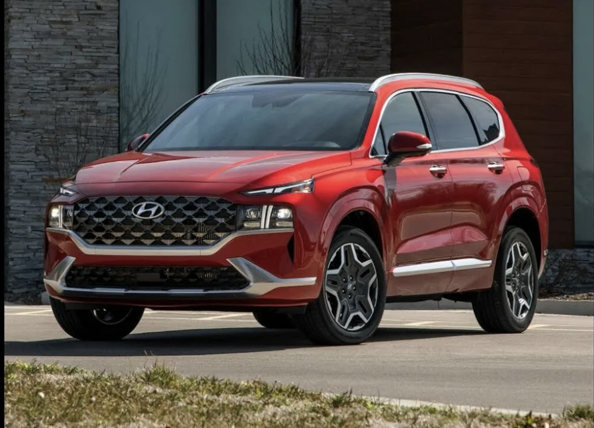 Santa Fe — это кроссовер на 5 или 7 мест (в зависимости от версии). В топовых комплектациях возможна третья ряд сидений, но по комфорту он уступает Palisade.