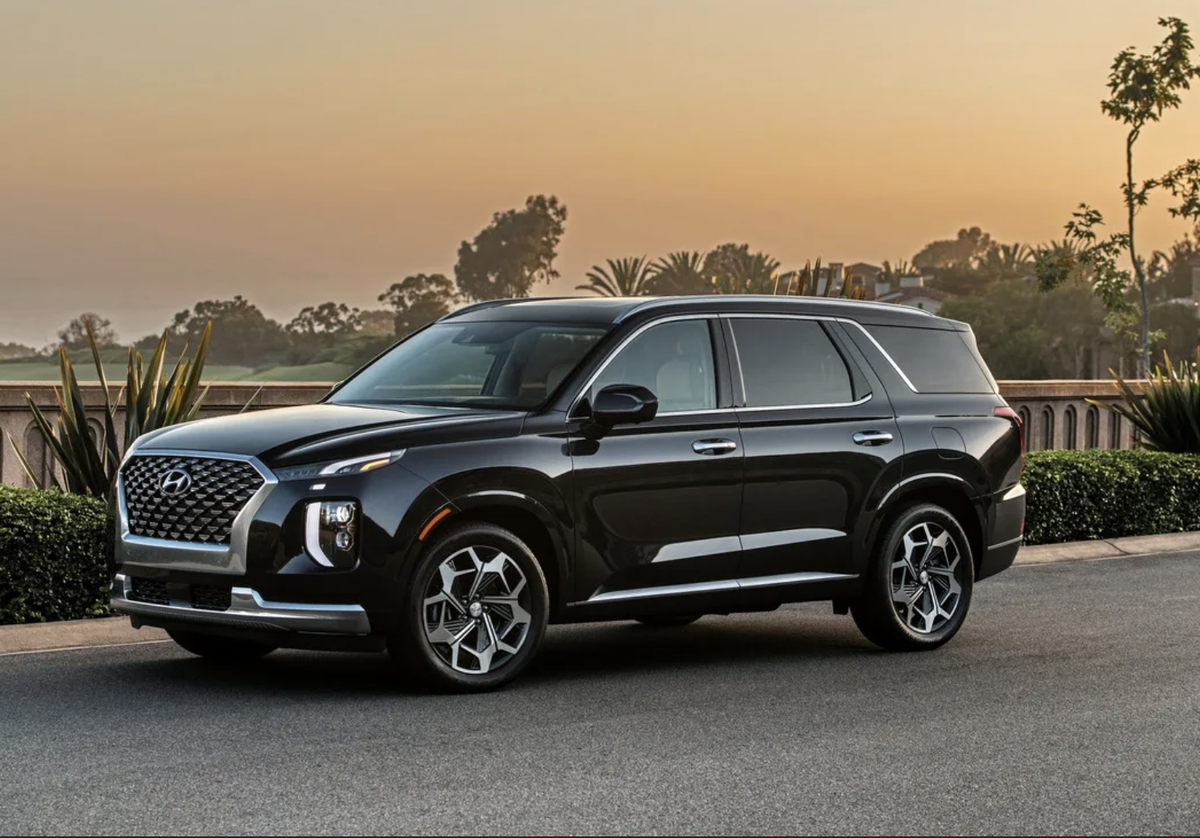 Palisade изначально рассчитан на 7 или 8 мест, что идеально для больших семей. В некоторых комплектациях доступны капитанские кресла второго ряда.