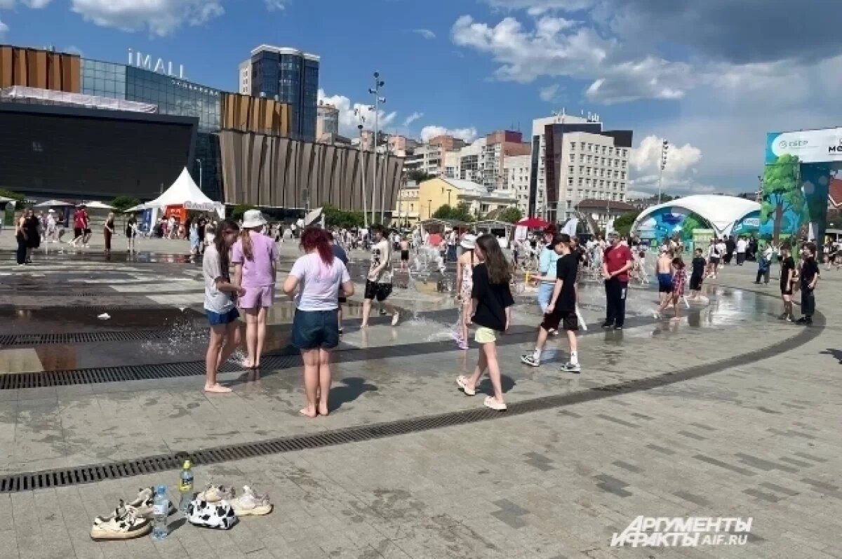    Девочка повредила ногу о решетку фонтана.