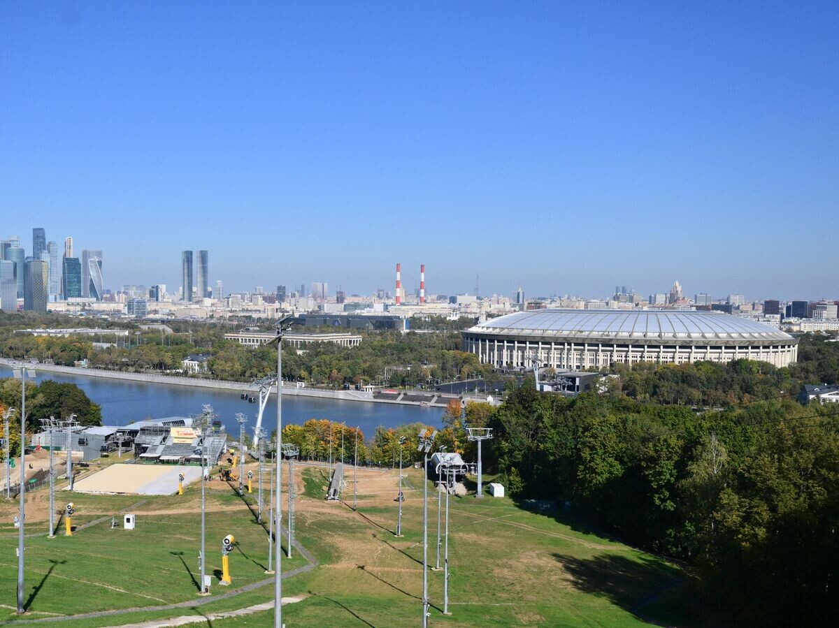    Вид на спорткомплекс "Лужники" со смотровой площадки на Воробьевых горах© РИА Новости / Кристина Кормилицына