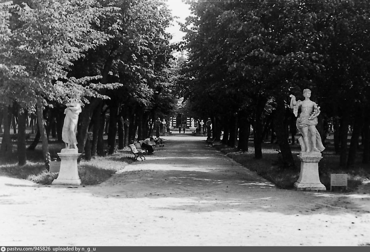 Кусково. Вид на грот через аллею. !957 г. Автор: Насиров Ю.Р. Источник: https://pastvu.com/p/945826.