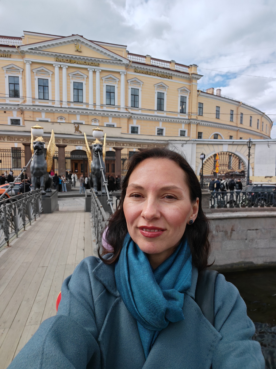 Привет! Меня зовут Екатерина, автор канала. Обычно пишу о стиле и красоте, иногда про родной город. Это я на фоне своего универа, который закончила в далёком 2008 году. Сколько лет прошло, но, когда стою на Банковском мосту, сразу столько приятных воспоминаний🙂