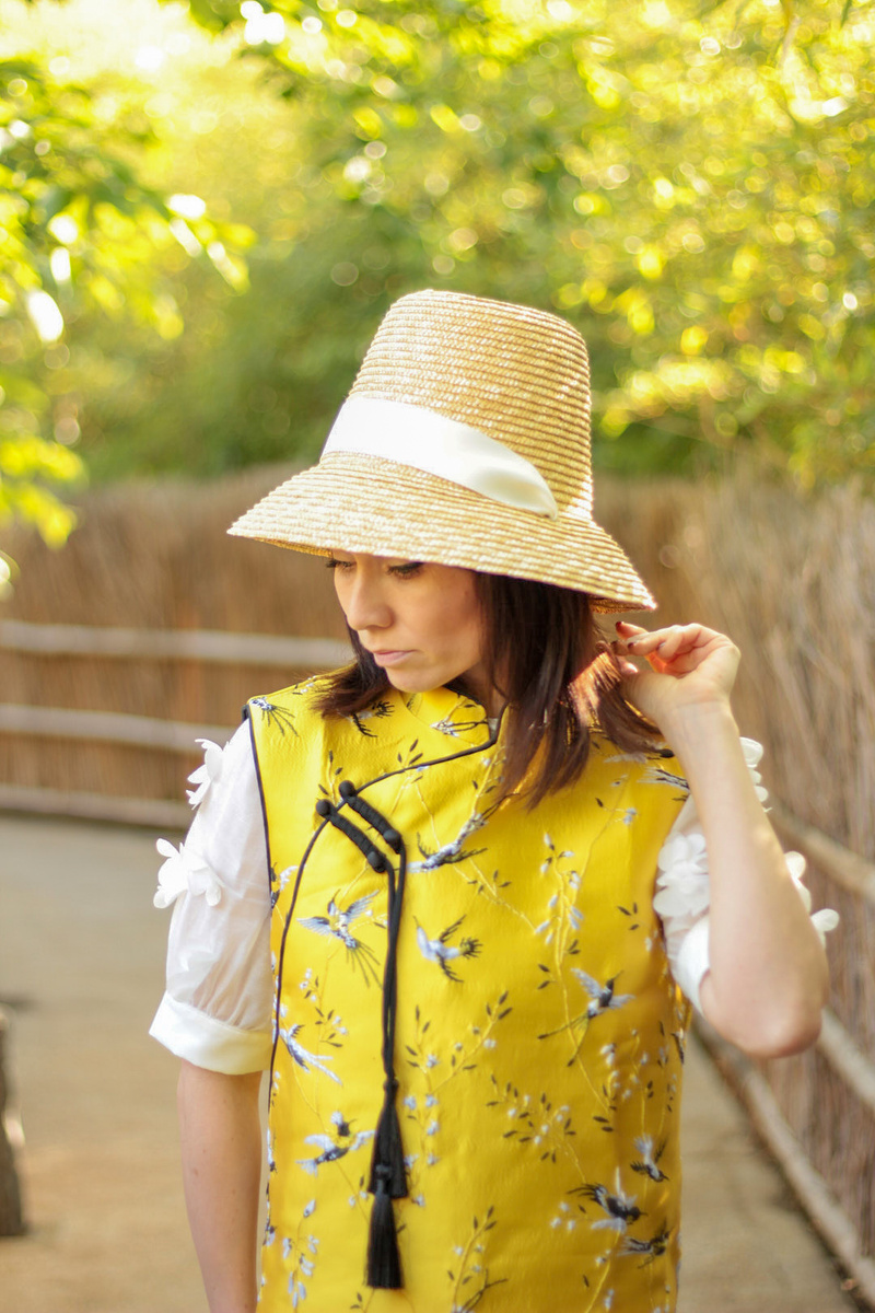 Лента на шляпке в тон блузе добавляет образу элегентности