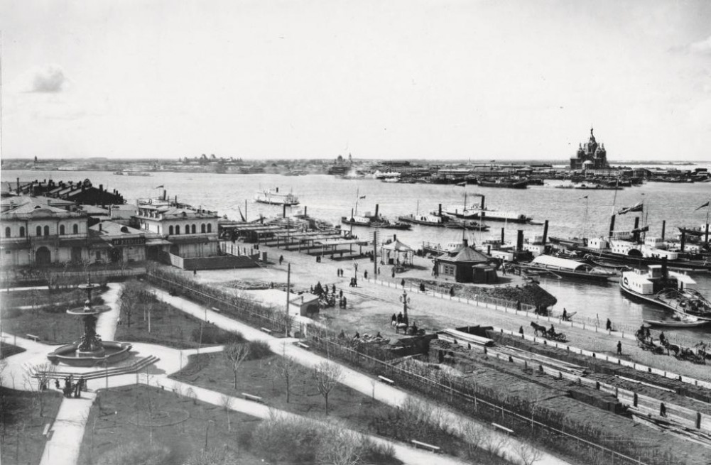 1895 год. Нижний Новгород. Вид на Сафроновскую площадь на переднем плане и на заречную часть города — Ярмарку. Фотограф Максим Дмитриев.