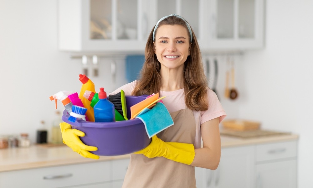 
Шелушение, покраснения, мелкие трещинки на руках — то, с чем сталкиваются многие хозяйки. Бытовая химия может быть беспощадна к коже, если пренебрегать мерами предосторожности. Как избежать неприятных последствий и на что обращать внимание в составе моющих средств?