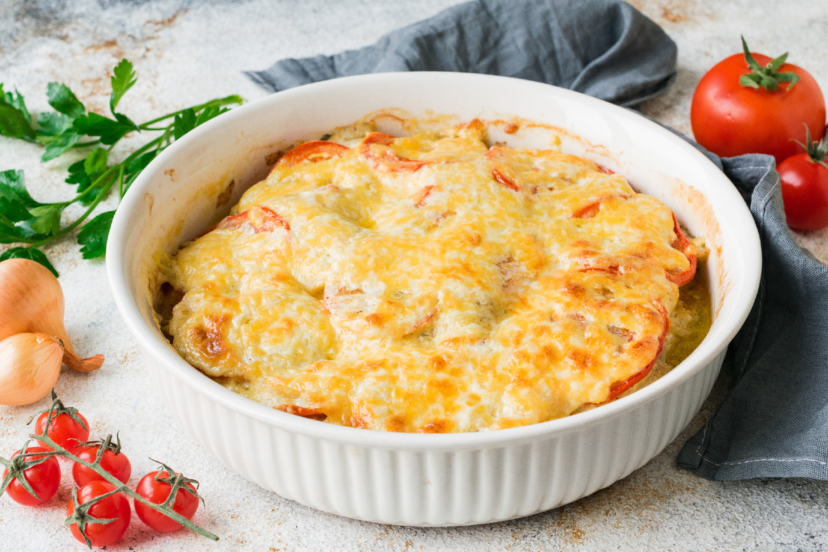 Хек, запеченный в духовке с овощами под сыром