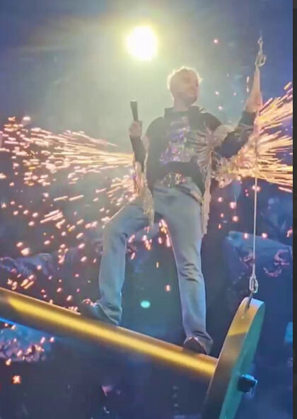 На Киркорове загорелась куртка. Фото: скрин