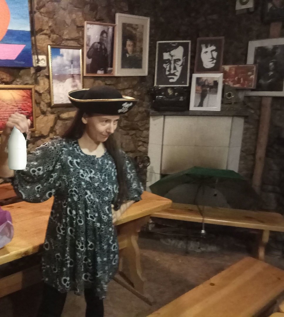 Юлиана Орлова: "Кто сказал, что йогурт - не пиратский напиток? Йо-го-гурт, чем не бутылка рому?"  (с) Фото: Олег Широков