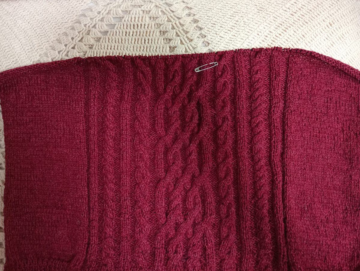 Продвигаю джемпер.