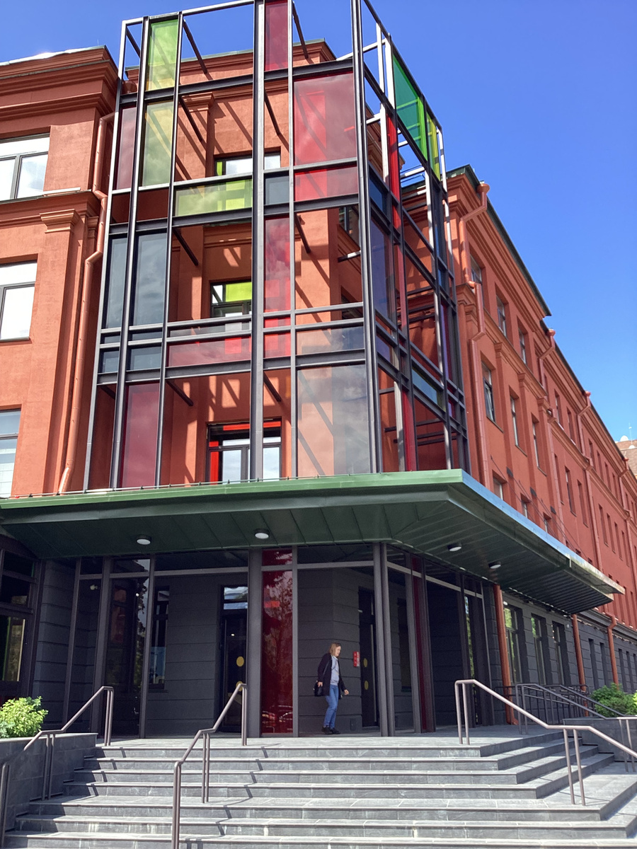 Вход в новый корпус. Фото автора.