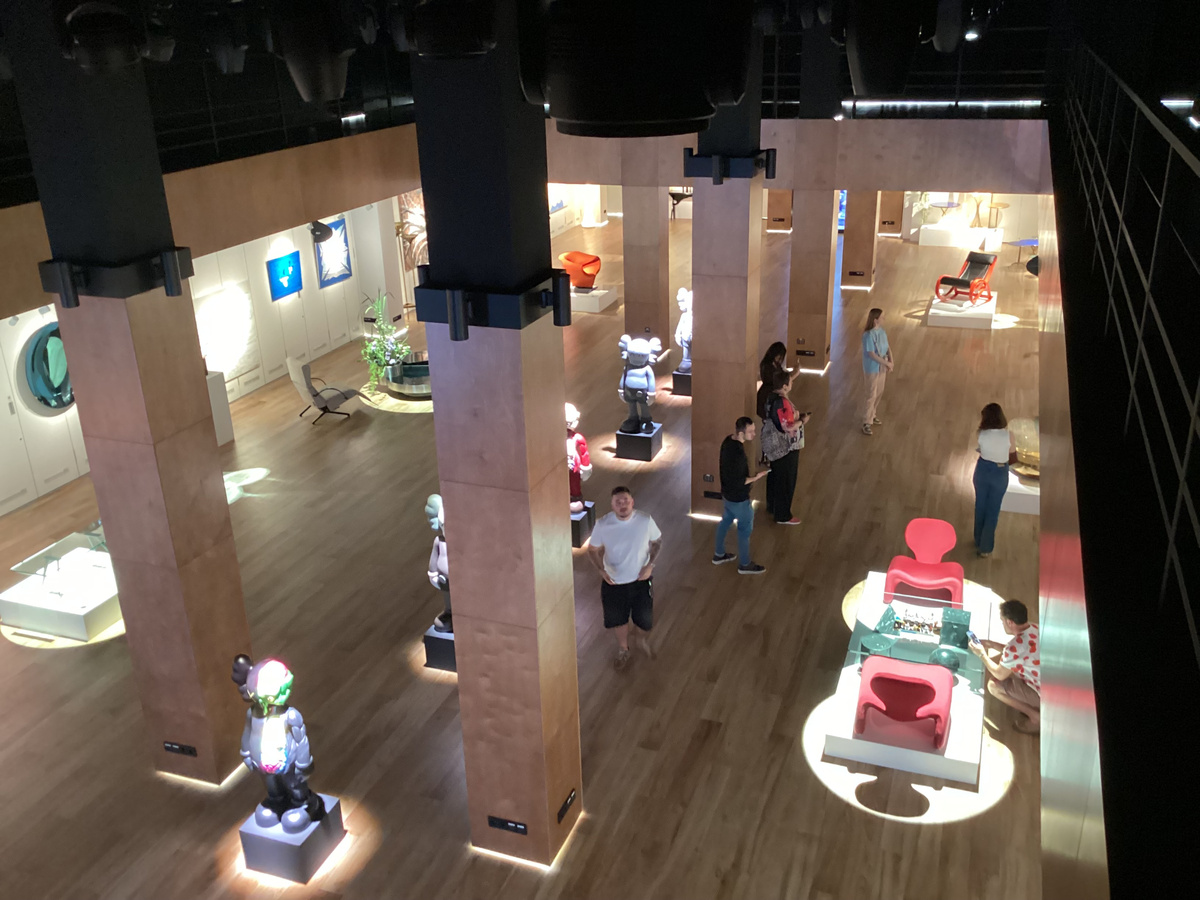 Вид с галереи. Кто-то  с завистью смотрит на меня снизу. Фото автора.