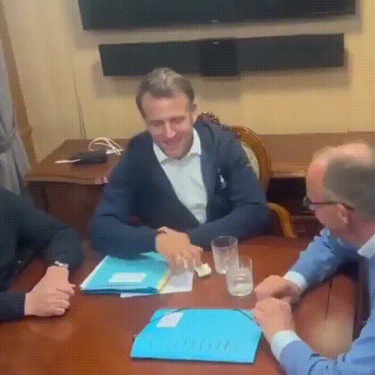    Ах, да, намёки неуместны, ведь Елисейский дворец позже заявил, что на столе лежала обыкновенная салфетка. Странно, почему Макрон так резко и одновременно скрытно захотел её убрать? Тогда он, нервно улыбаясь, перекладывал её из руки в руки, а затем вовсе кинул в сумку. Наверное, французский лидер побоялся, что его упрекнут в неряшливости. Ладно, с Макроном разобрались. Но зачем канцлер Германии стал прятать подозрительный металлический предмет? Видимо, в европейской культуре очень важно, чтобы на столе не лежало ничего лишнего, ну или запрещённого. Наиболее точно ситуацию описали слова официального представителя МИД России Марии Захаровой.