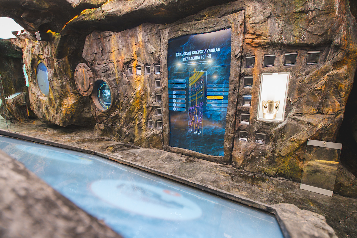 Кольская сверхглубокая скважина с образцами добытых пород