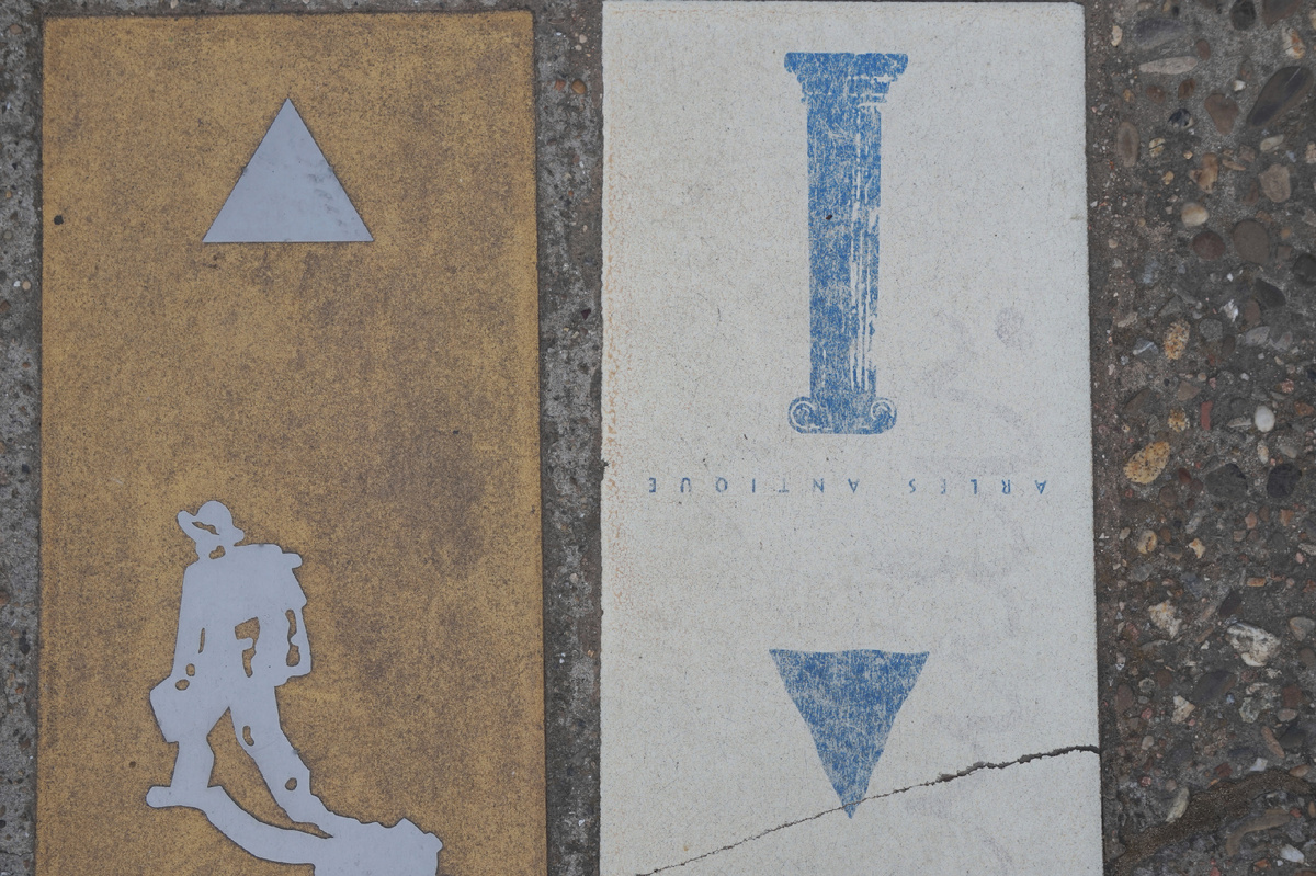 указатели в городе Арль на маршурты по следам Ван Гога и античным местам