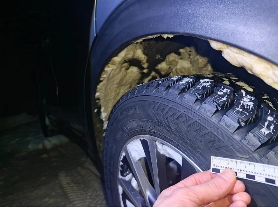    Житель Югры из ревности пробил колеса автомобиля соперника
