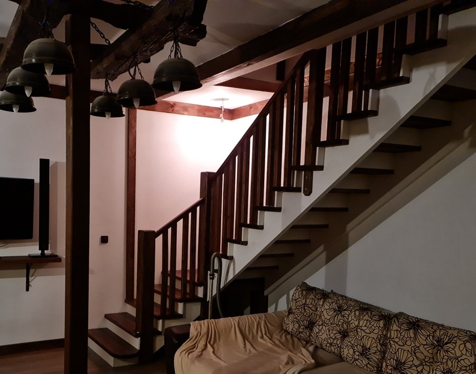 Лестница готова, осталось заменить "лампочку Ильича" на светильник с историей