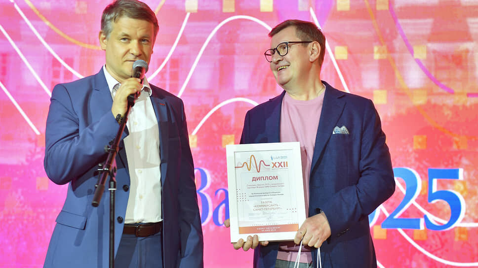 Вручение премии СеЗаМ Петербургским страницам ИД "Коммерсантъ". Директор по информационной политике и корпоративным коммуникациям «Группы ЛСР» Александр Зильберт и главный редактор СПб страниц ИД "Коммерсантъ" Андрей Ершов во время вручение премии..📷Фото: Александр Коряков / Коммерсантъ
