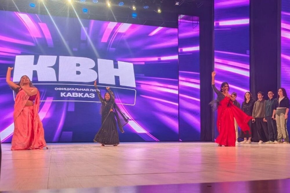    Девушки из команды "Мед" станцевали восточный танец. Фото: Из личного архива/ Кристина Ефимова