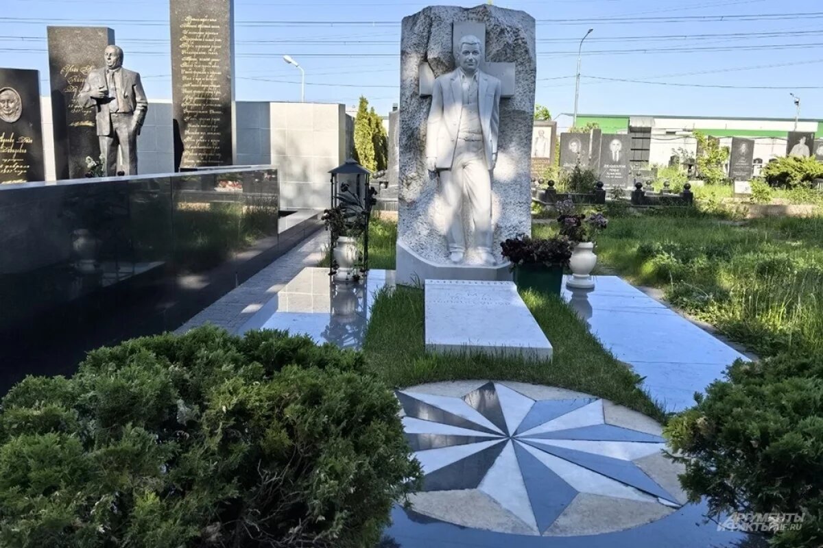    Хованское кладбище. Могила Тамаза Пипии по прозвищу Тамаз Сухумский.