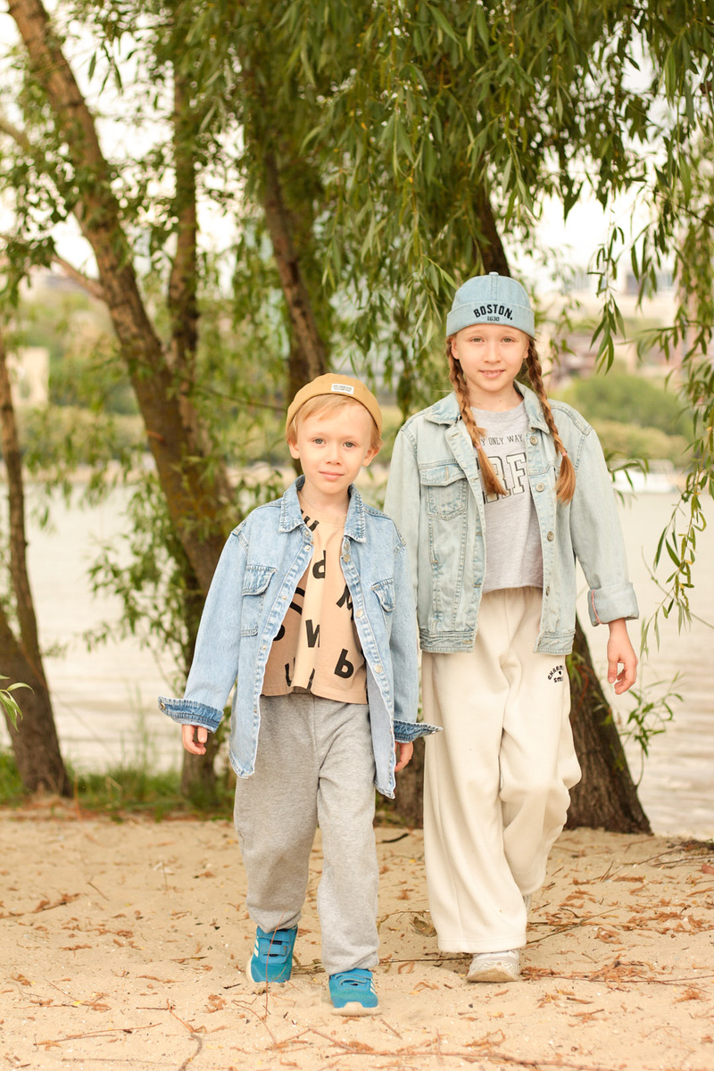 Удобные кроссовки и стиль "оверсайз" - то, что идеально подходит для поездок с детьми