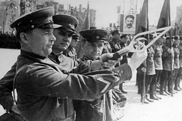 Генерал Алябушев слева