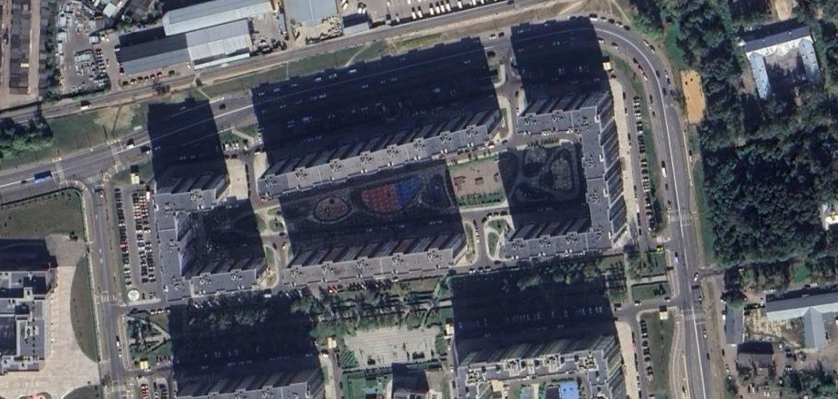 Здание представлено как пример застройки, но это не означает, что оно полностью попадает под данное определение МВУ.