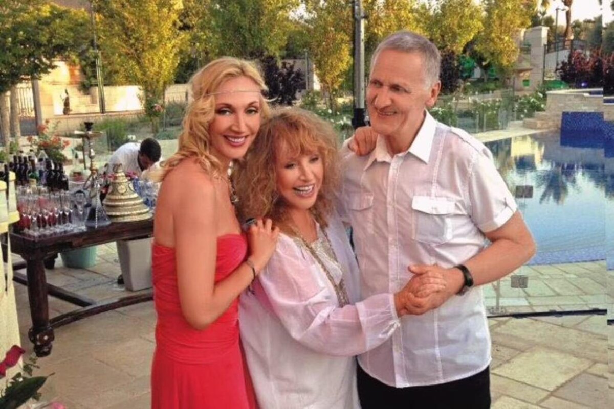    Кристина Орбакайте с отцом и матерью Соцсети