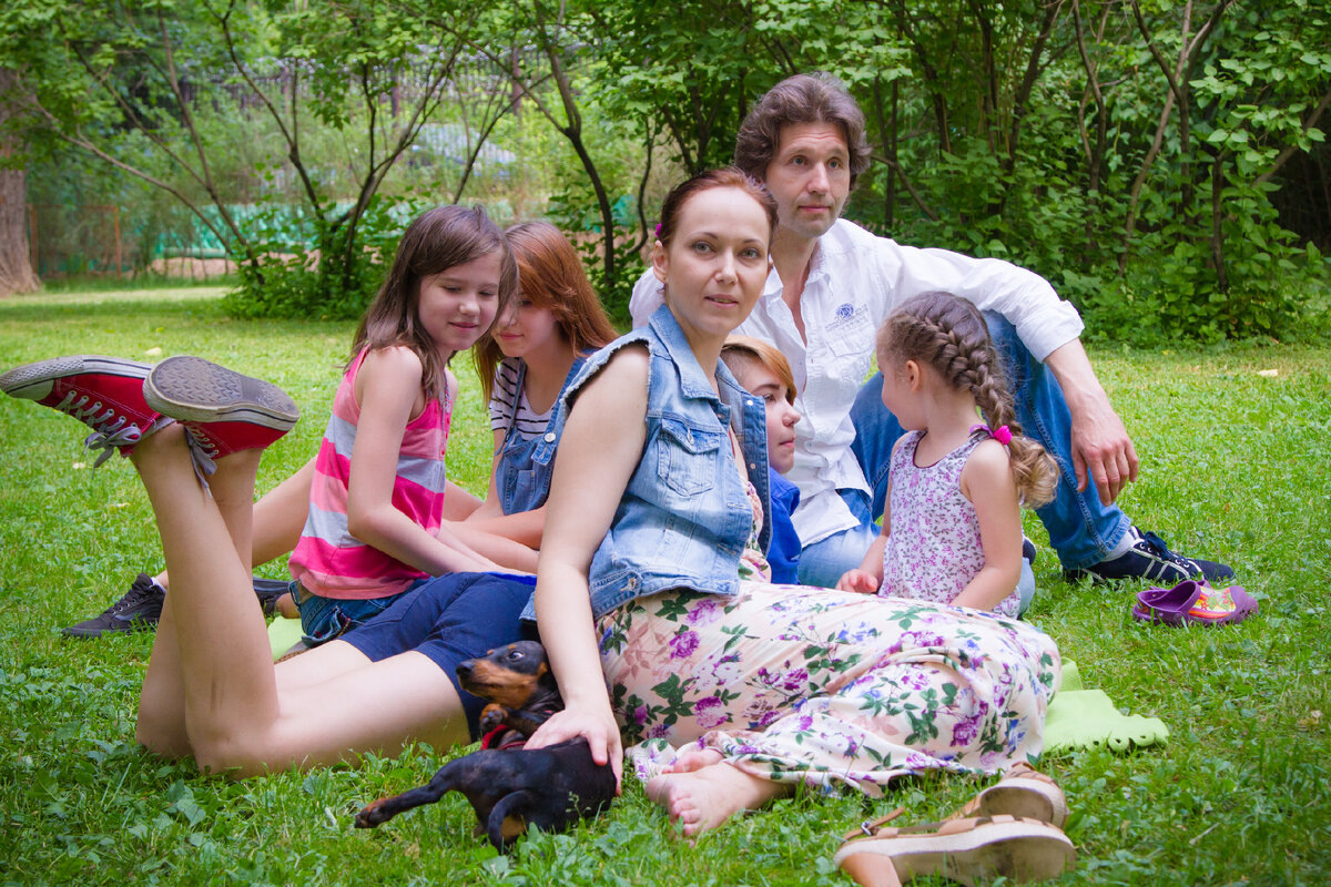 Это одно из очень редких фото, на котором мы изображены всей семьей. Это лето 2014 года. Девочкие еще маленькие, старшая еще жива. Леонид без бороды в тот короткий период. Собачка та тоже давно на радуге. 