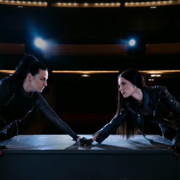     Эми Ли и Холзи примерили образы наемных убийц в клипе «Hand That Feeds»