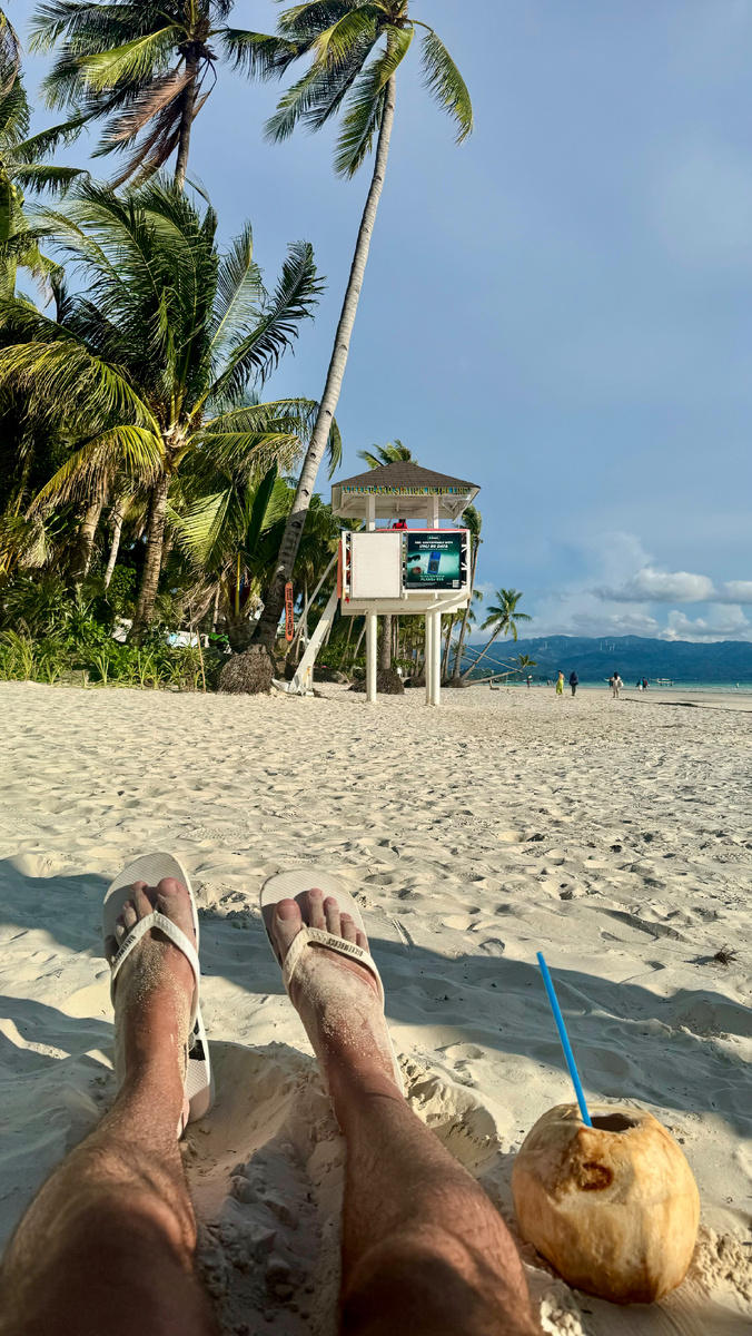 На переднем плане остров Панай и аэропорт Катиклан. 