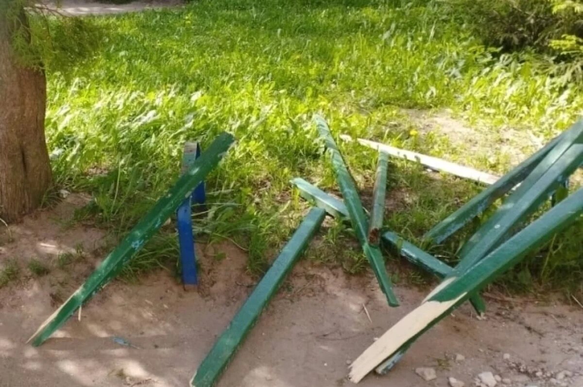    В Торжке вандалы разгромили новые скамейки во дворе дома