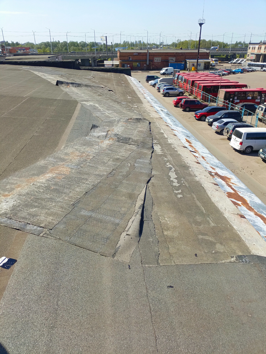 Оторвало и завернуло рулонное покрытие с карниза