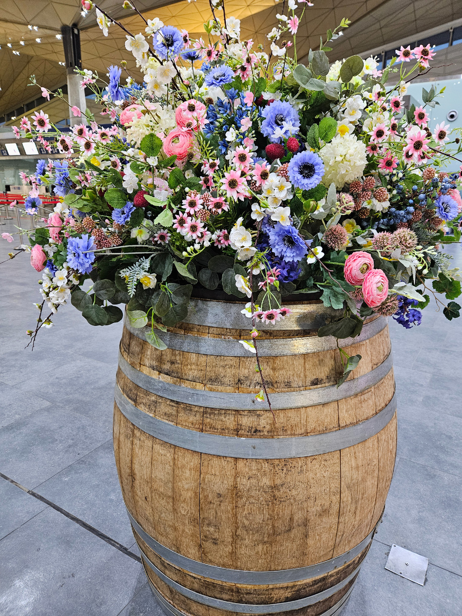 Цветочные бочки в Пулково.