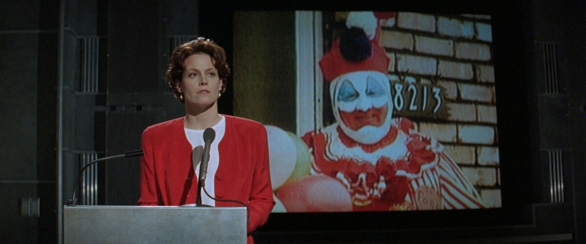 Готовясь к роли, Сигурни Уивер много общалась с Парком Дитцем, психиатром, который работал с Джеффри Дамером. В фильме Дамер - один из тех, кого «косплеит» Имитатор.