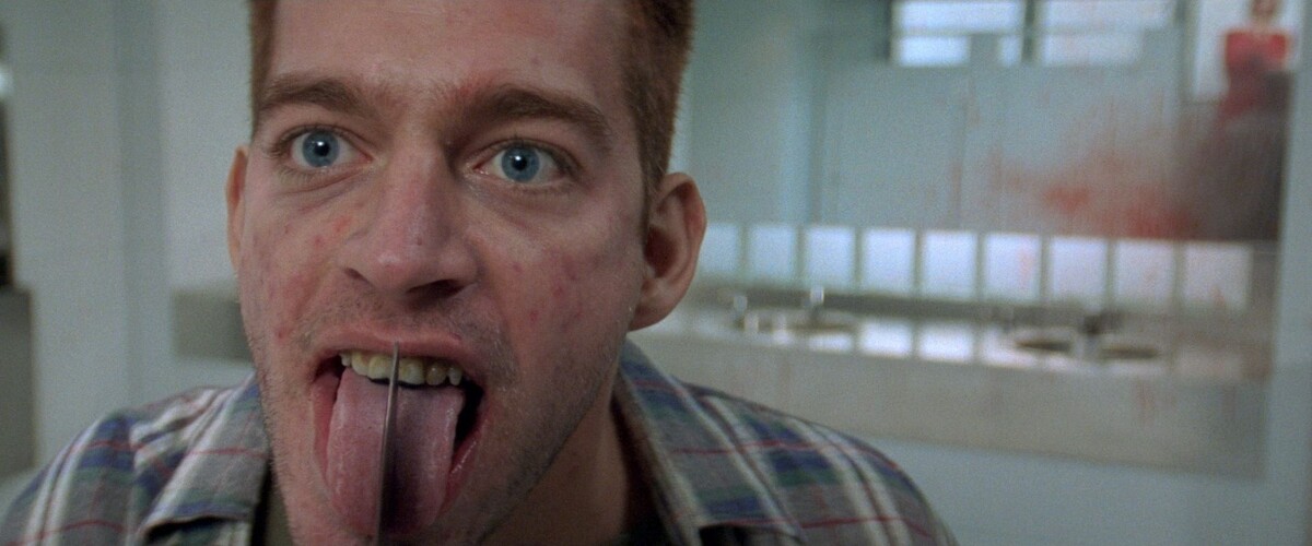 Гарри Конник мл. смотрел много документальных фильмов про серийных убийц, чтобы лучше подготовится к роли. Но всё равно его маньяк - типично киношный «чёрт с рогами».