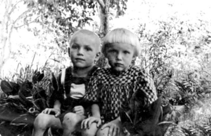 Ульяна в детстве со своим братом Семеном / Фото: rus.tvnet.lv