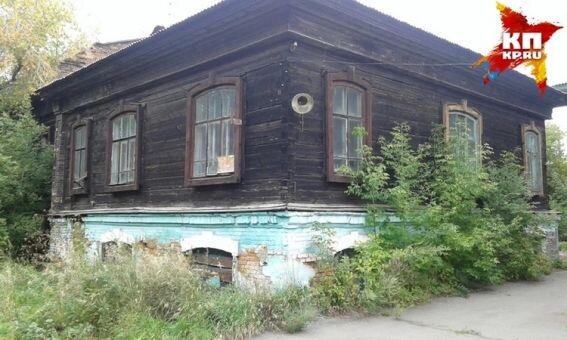 Деревянный дом в Красноярске. Как можно увидеть - стены не утепленные