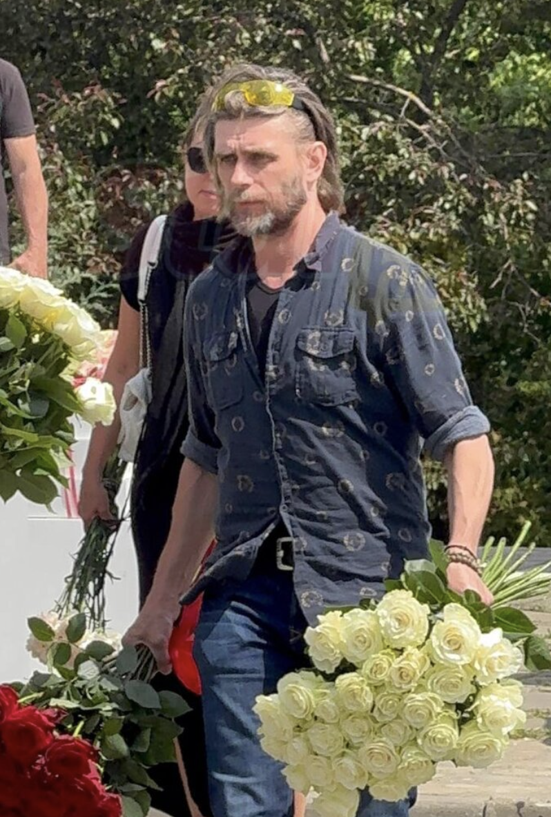 Постаревший от горя Пётр Чернышов несет цветы на могилу жены Анастасии Заворотнюк. Фото: СтарХит