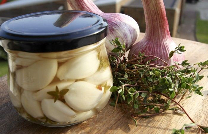 Настойкой чеснока чистили кровеносные сосуды. / Фото: fishki.net