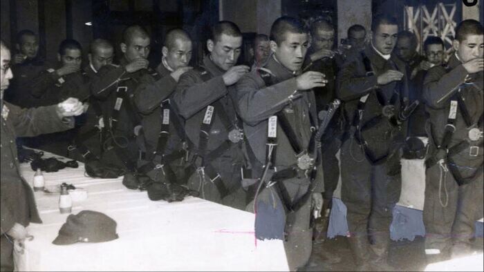 Японские смертники готовятся к последнему полету/ Фото: youtube.com